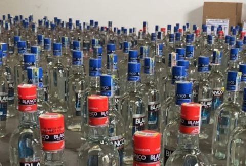 Estampilla borrosa, etiqueta gris y líquido turbio, señales que alertan la presencia de licor adulterado en el Valle: atienda estas recomendaciones